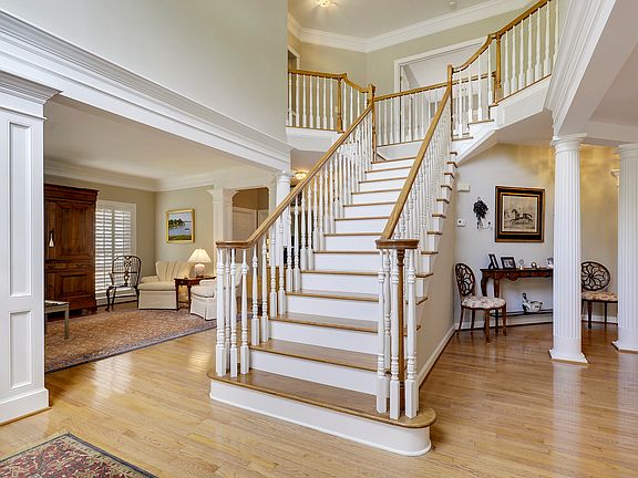 ELEGANT STAIRCASE