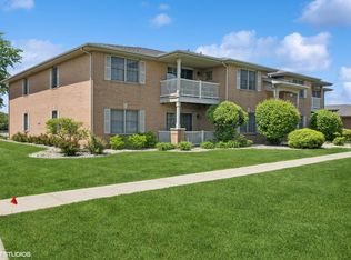 9826 Wildwood Cir UNIT 1-C, Munster, IN 46321