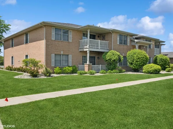 9826 Wildwood Cir Unit 1-C, Munster, IN 46321