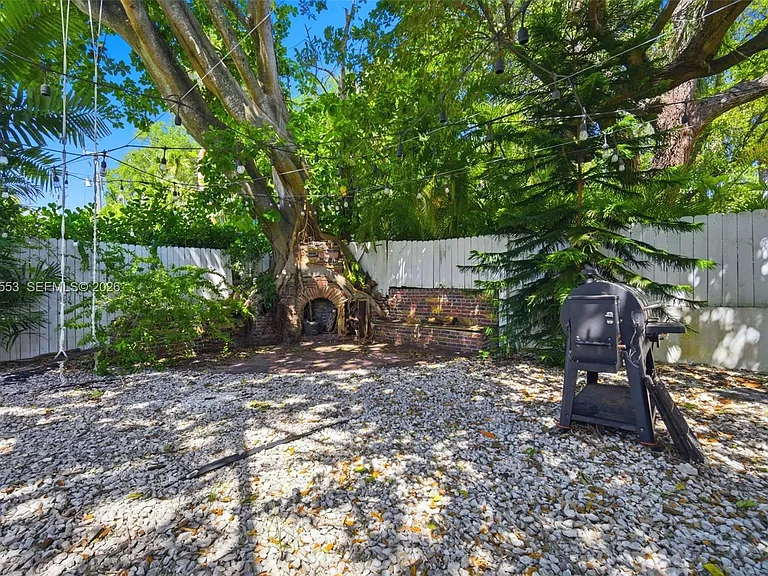 2300 S Miami Ave — Photo 38