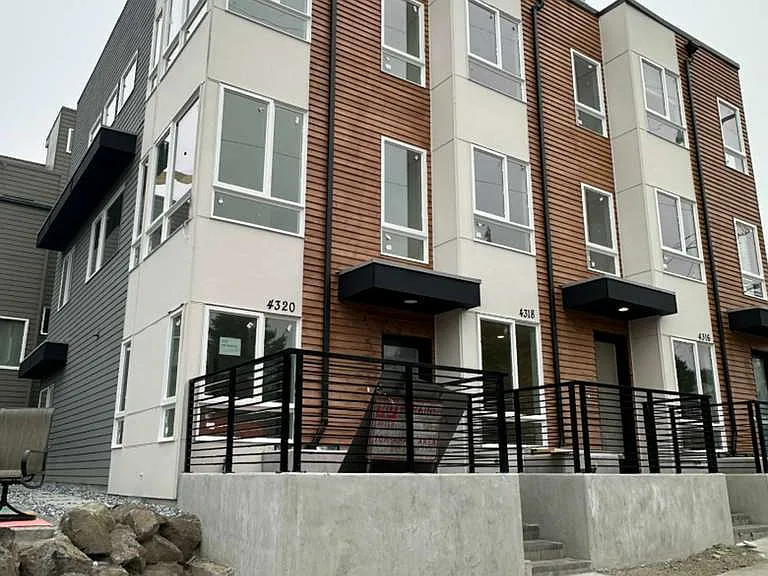 4318 SW Holly St — Photo 2