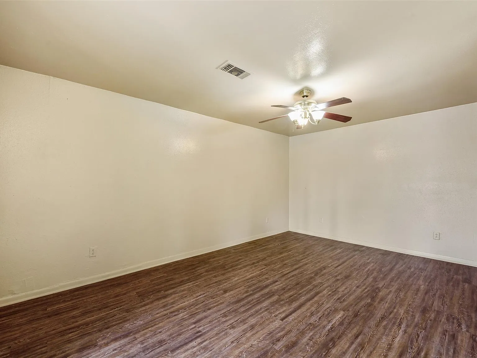 3 bed, 1.5 bath, 1370 sqft, $1,400 — Photo 4