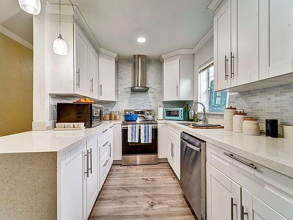 4th image of 1146 N Andrews Avenue