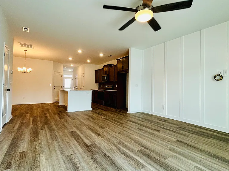 7121 Fisk Dr NE — Photo 8