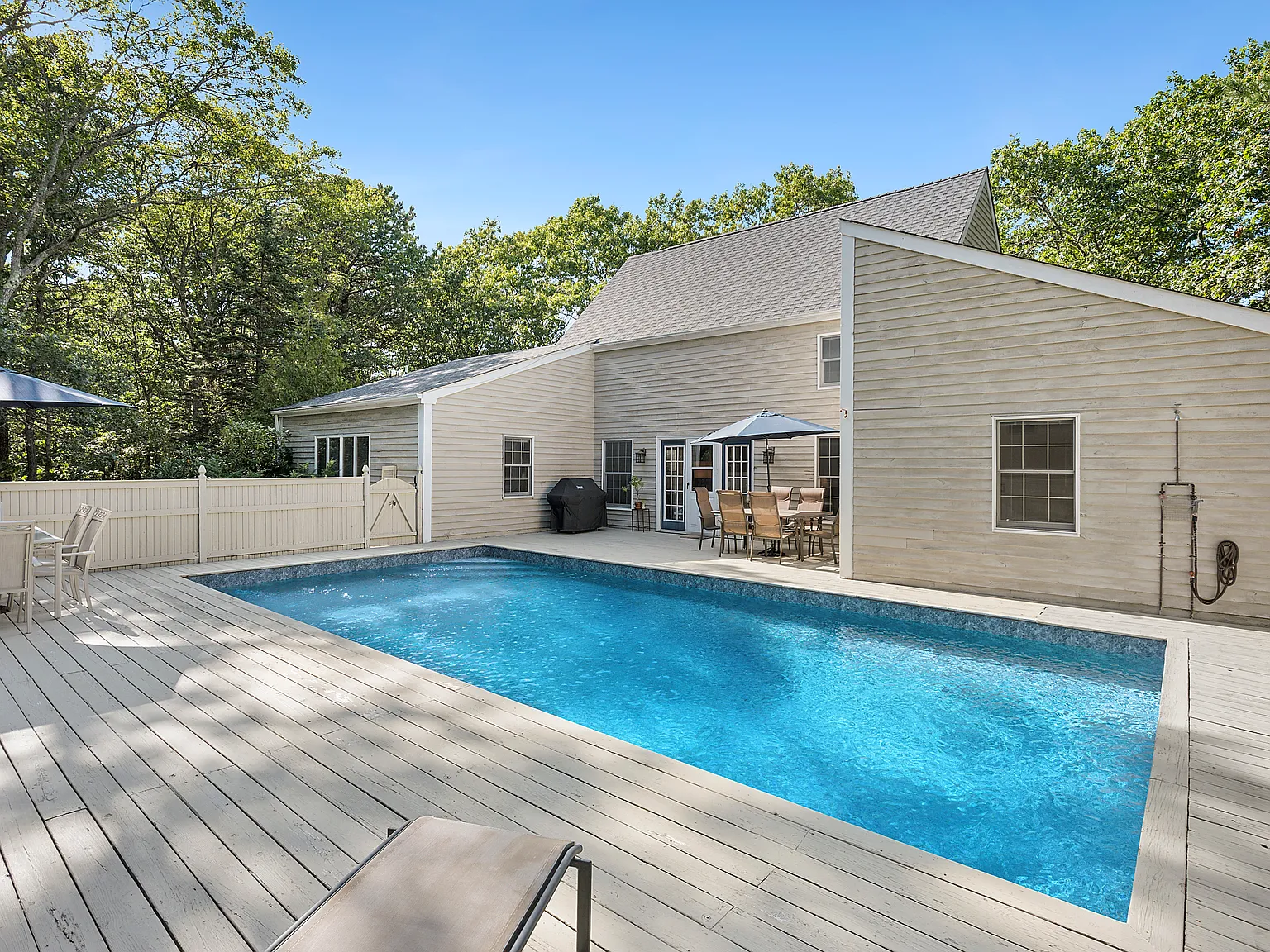 Post and Beam Wainscott Rental — Photo 2