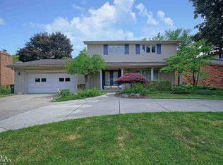 444 Saddle Ln, Grosse Pointe Woods, MI 48236
