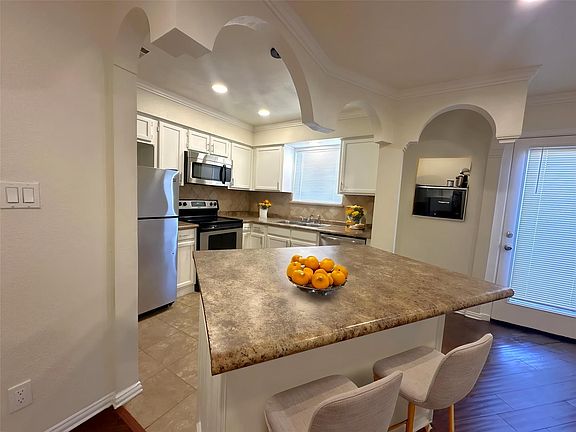 3rd image of 1600 Pecan Chase Cir APT 6