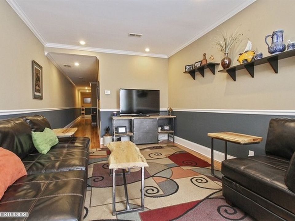 2nd image of 839 E Drexel Sq #3 Flat