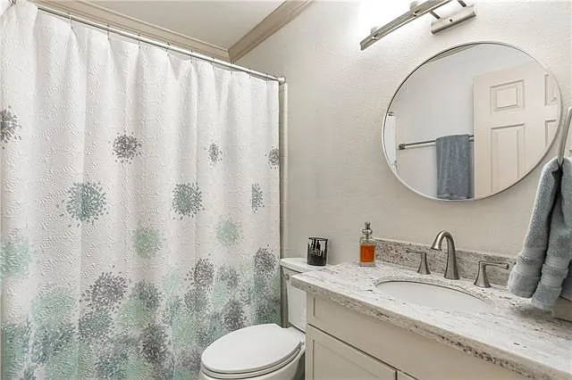 545 Hutchinson St — Photo 12
