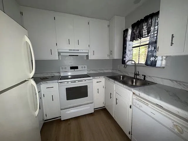 1104 Greentree Ct — Photo 24