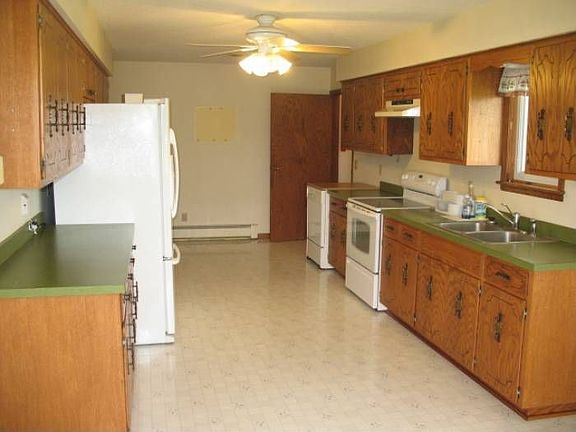 Large main floor kitchen