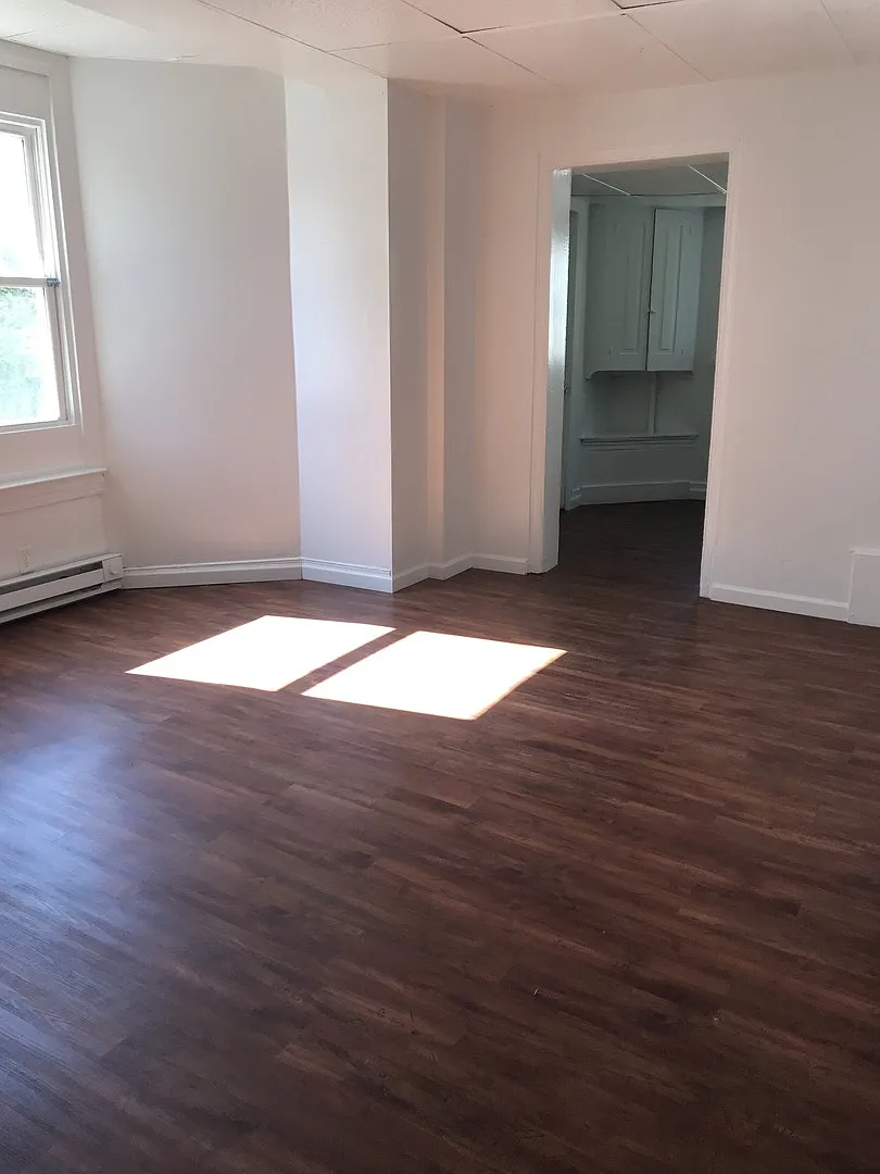 Section 8 Eligible-1st Floor Efficiency Room - South York City — Photo 3
