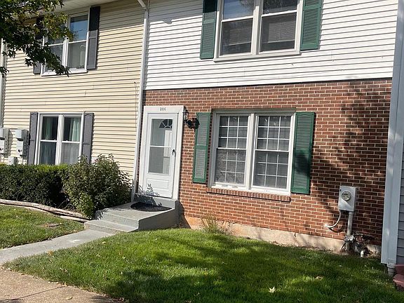 3rd image of 306 Woodleaf Ct