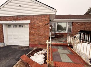 46 Elmira St, Hicksville, NY 11801