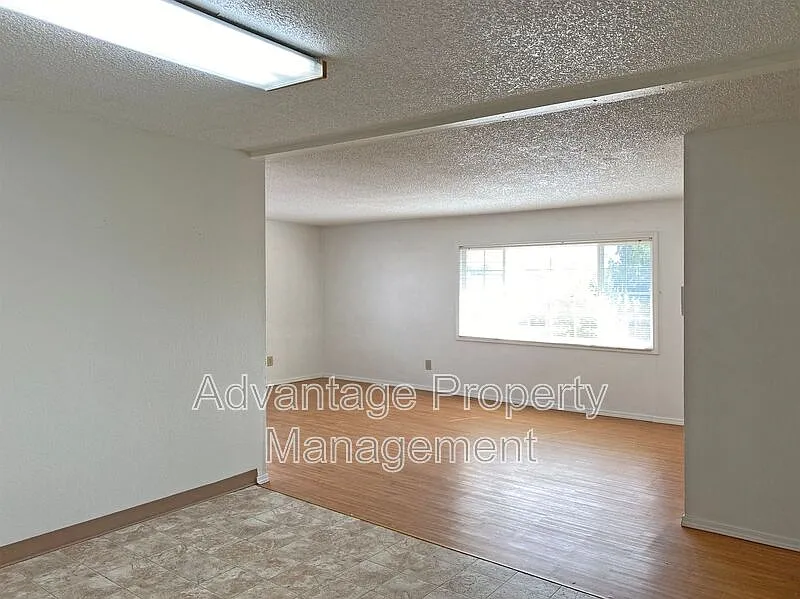 5 bed, 1.5 bath, 1300 sqft, $2,000 — Photo 4