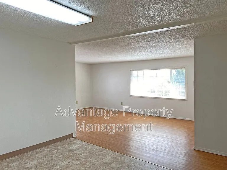 975 NW Garfield Ave #6 — Photo 4