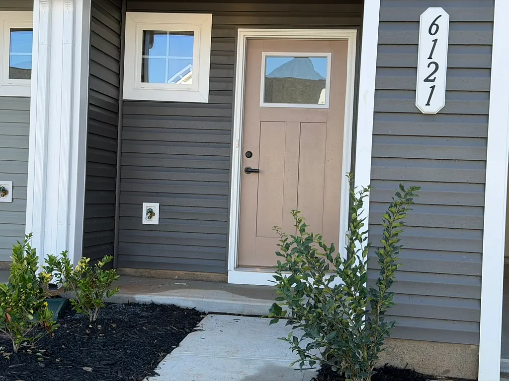 3 bed, 2.5 bath, 1430 sqft, $1,890 — Photo 2