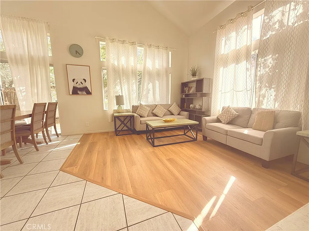 3 bed, 2.5 bath, 1194 sqft, $4,900 — Photo 2