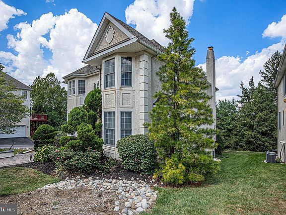 2nd image of 1018 Riverview Ln