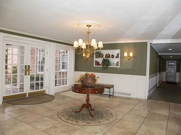 2nd image of 194 Smith St APT 1A
