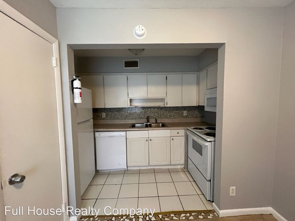 1st image of 3056 Belden St #9