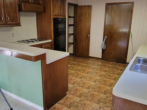 5th image of 326 Breeze Park Dr