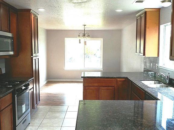5th image of 1410 Laguna Cir