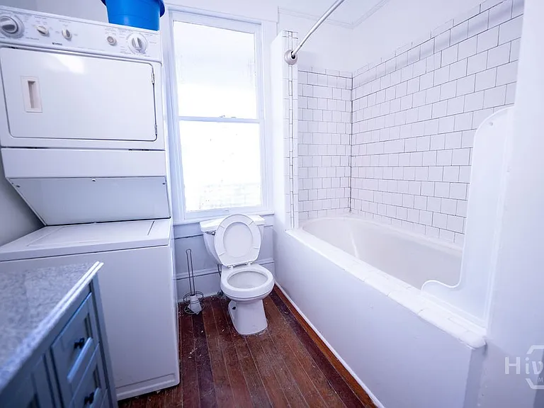 210 W 41st St — Photo 19
