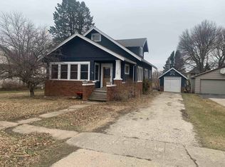 606 E 5th St, Wellsburg, IA 50680