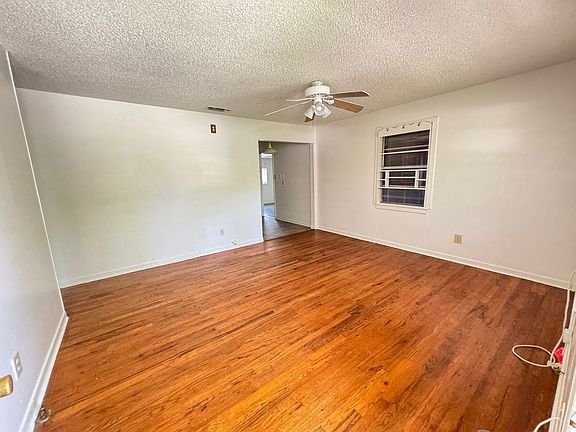 3rd image of 212 W Robin Ln