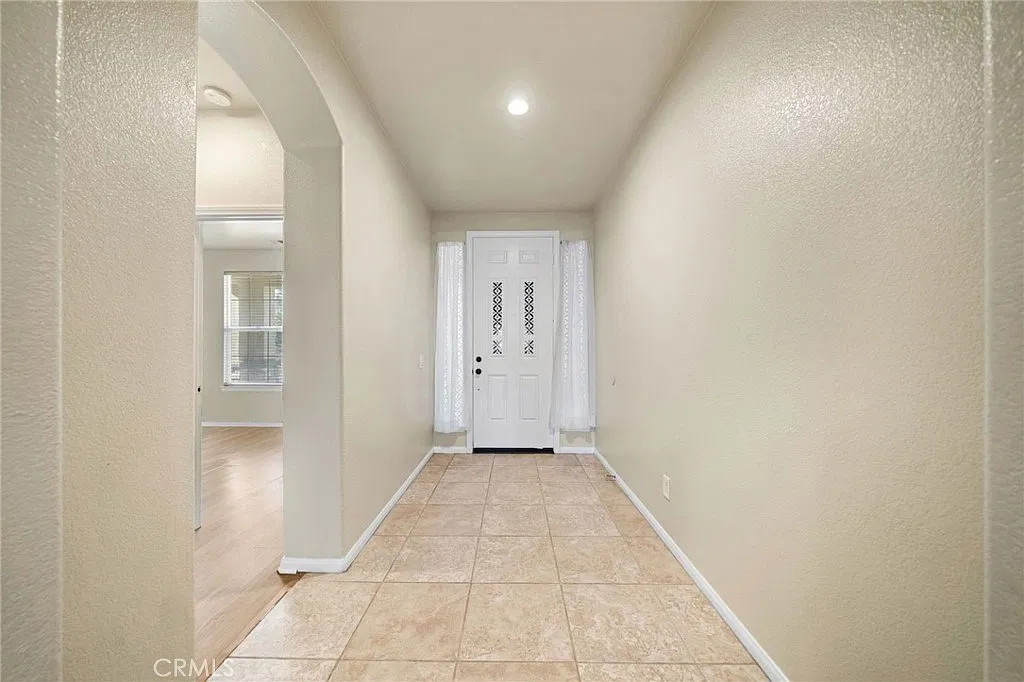 4 bed, 3.5 bath, 2575 sqft, $3,300 — Photo 3