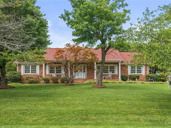 214 Cedarwood Dr, Jamestown, NC 27282