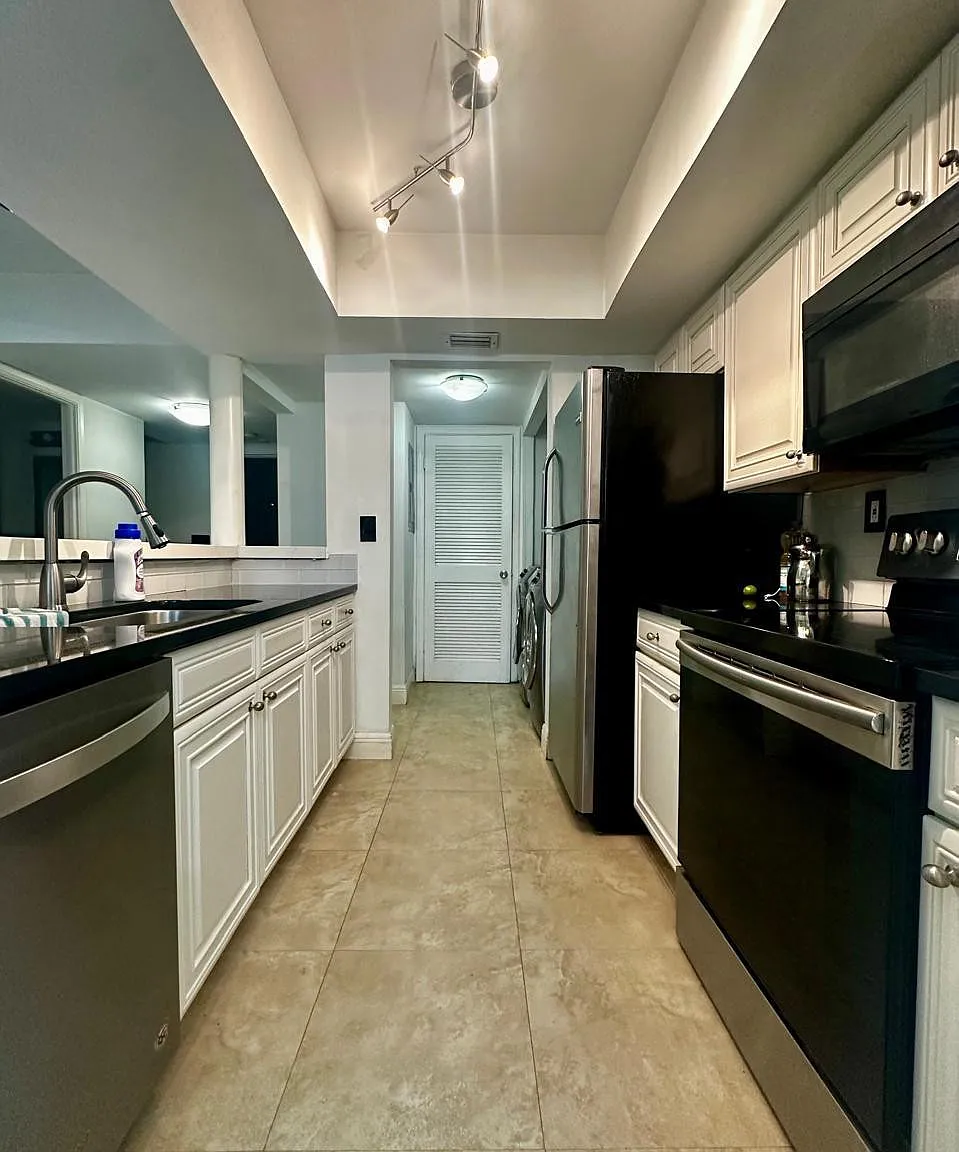 2 bed, 2.0 bath, 1099 sqft, $2,100 — Photo 1
