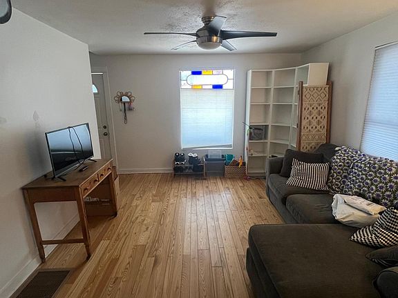 4th image of 1218 University Ave NE