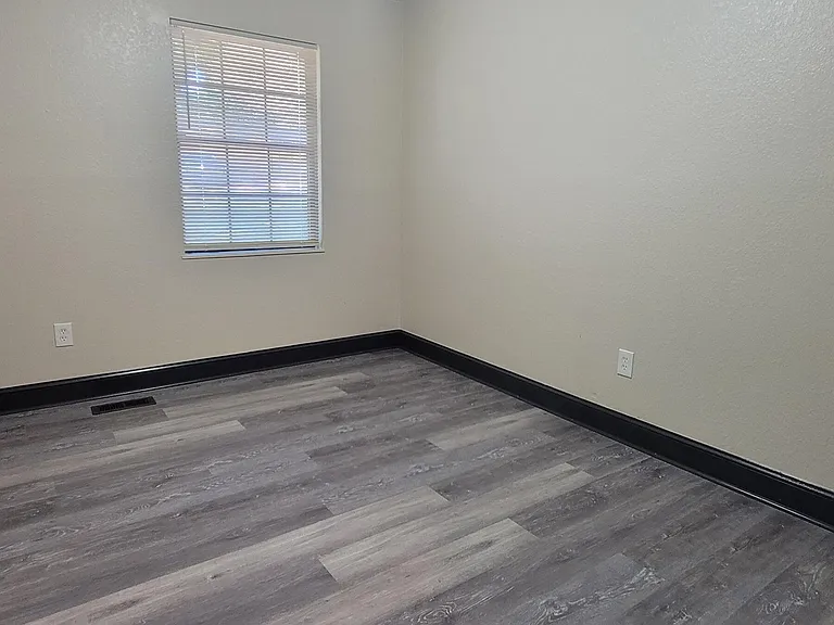 710 Dailey Ave — Photo 20