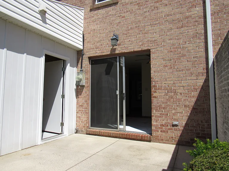 1020 Stonybridge Dr — Photo 3