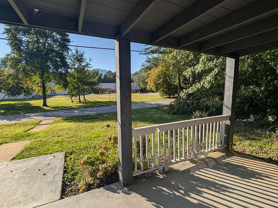 569 N Country Club Dr