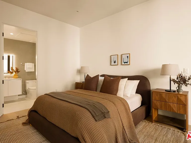 1264 N Harper Ave #202 — Photo 4