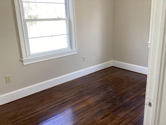 4th image of 9 Essex Ct