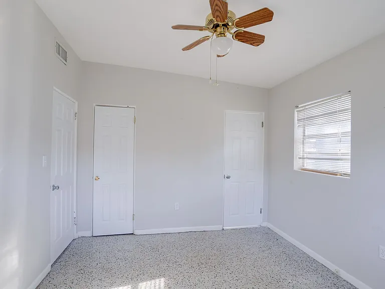 434 E Esther St — Photo 19