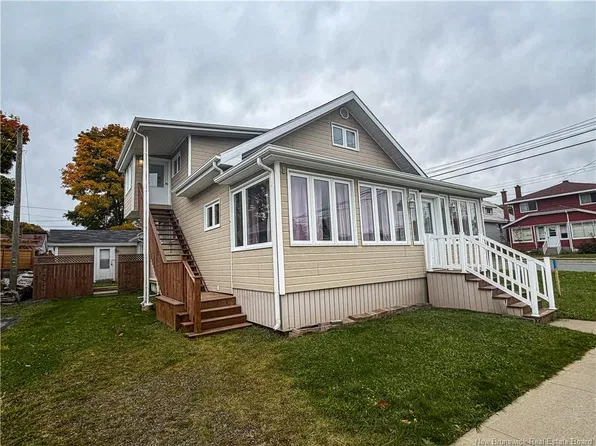 50 Victoria St, Campbellton, NB E3N 1J2