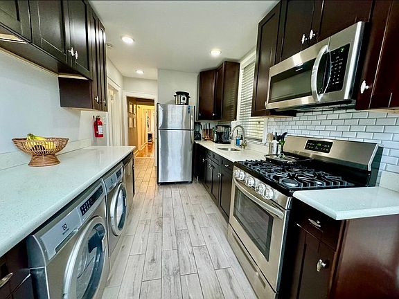 4th image of 10 Willowdale Ave Unit 1