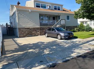 16 Warwick Rd, Island Park, NY 11558