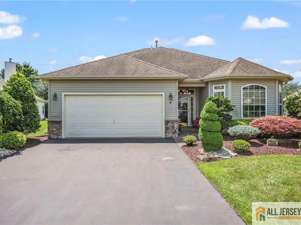 235 Valencia Dr, Monroe Township, NJ 08831