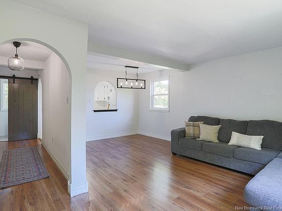 2nd image of 25 Hillsview Cres