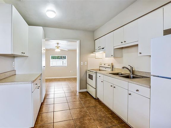 5th image of 221 Parkland Ave