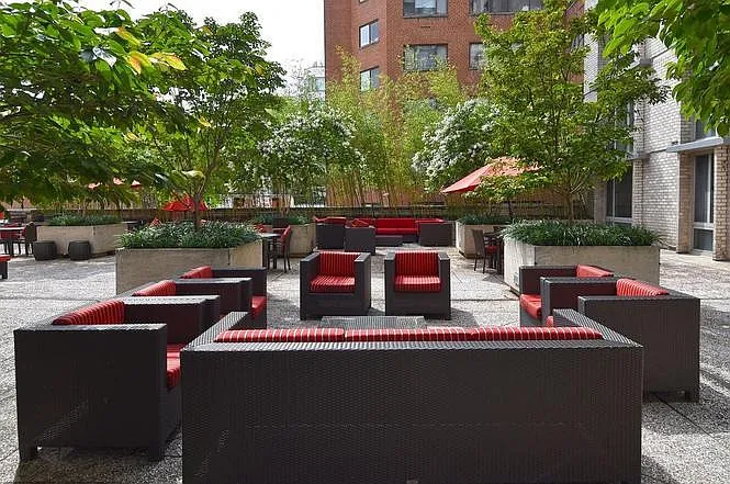 Courtyard w/ Grills