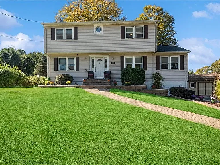 129 Pine Tree Rd — Photo 1