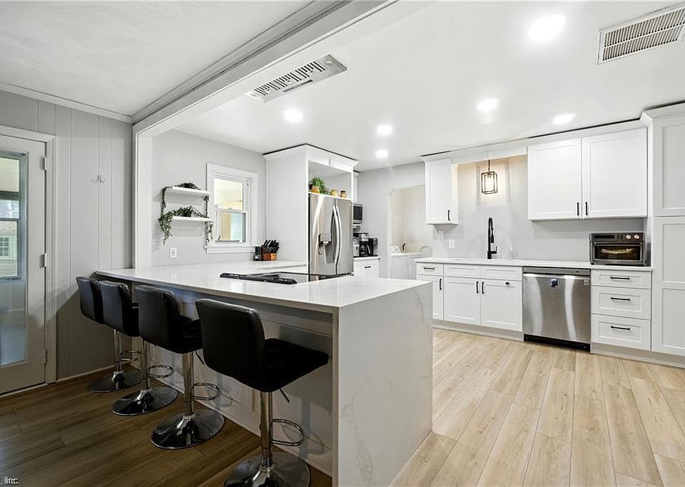 1st image of 5213 Rolleston Dr