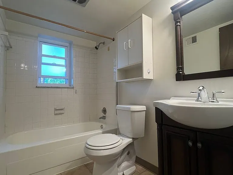 360 Maryland Ave — Photo 4